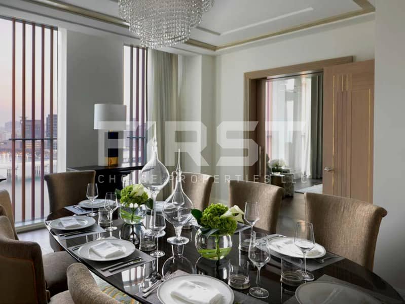 4 Dining area with modern chandelier, premium furniture and views of Abu Dhabi’s skyline Four Seasons Hotel Abu Dhabi_FCP_1600x1200. jpg