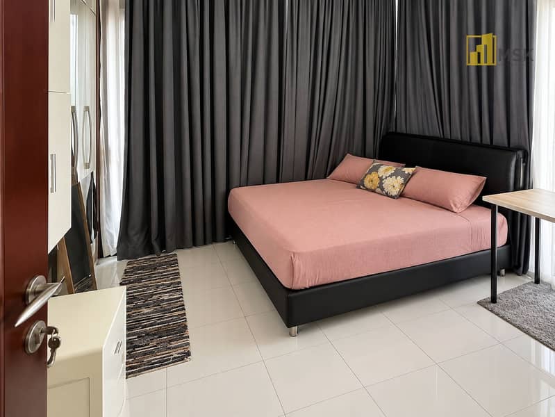 8 Modern Bedroom with Dusty Pink Bedding. png