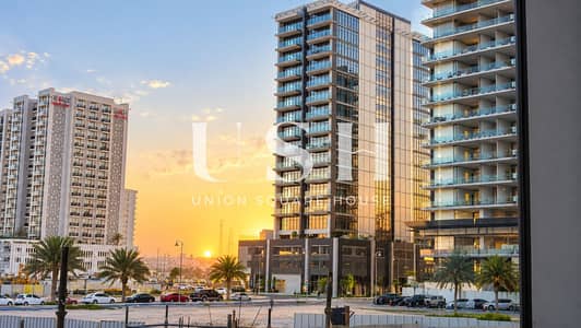 Shop te Koop in Al Furjan, Dubai - Golden Hour Skyline with Palm-Lined Towers. png Shop te Koop in Al Furjan, Dubai - Golden Hour Skyline with Palm-Lined Towers. png