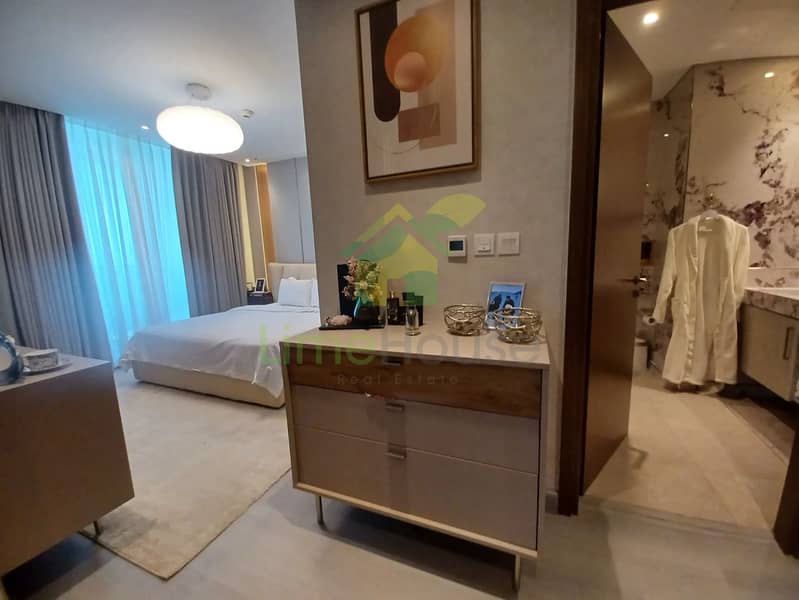 12 3-bedroom-apartment-5242-dubai-marina-bedroom-large-bed-en-suite-bathroom. webp