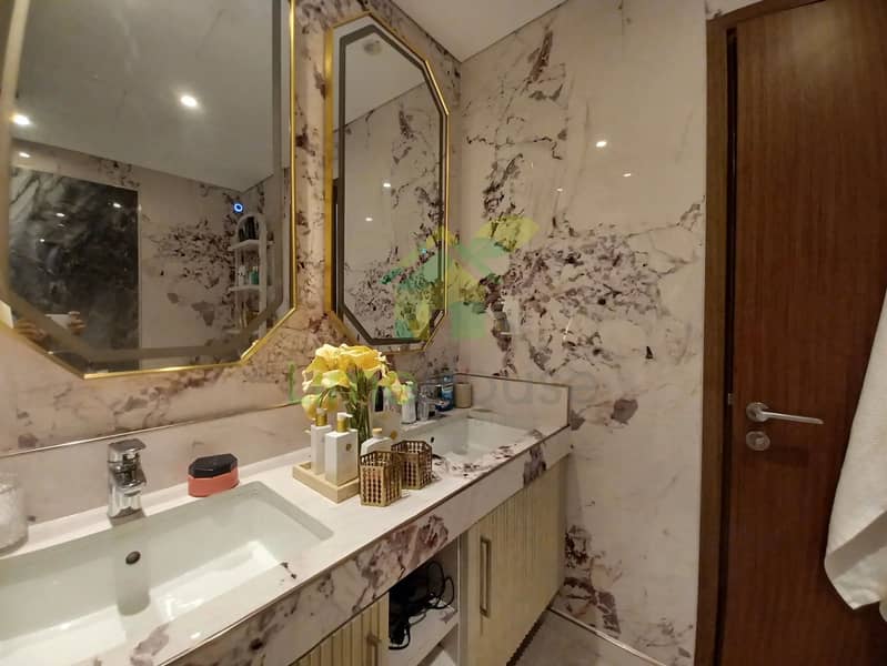 15 3-bedroom-apartment-5242-dubai-marina-bathroom-marble-dual-sinks-gold-mirrors. webp