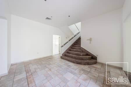 4 Bedroom Villa for Rent in Umm Suqeim, Dubai - Prime location | Shared swimming pool | 4 Bedrooms