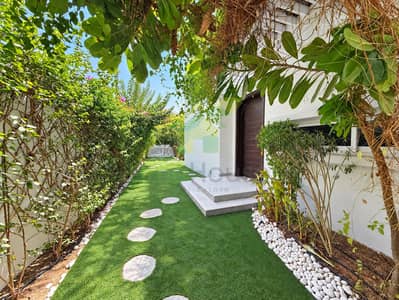 فیلا 3 غرف نوم للايجار في مدن، دبي - 14-exterior-garden-walkway. jpg