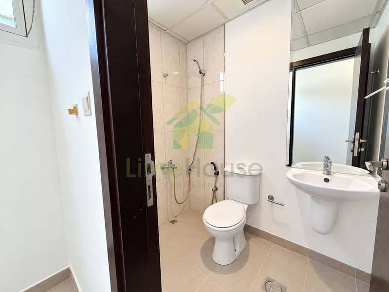 26 25-bathroom-02. jpg