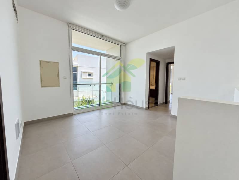 15 21-living-room-balcony. jpg