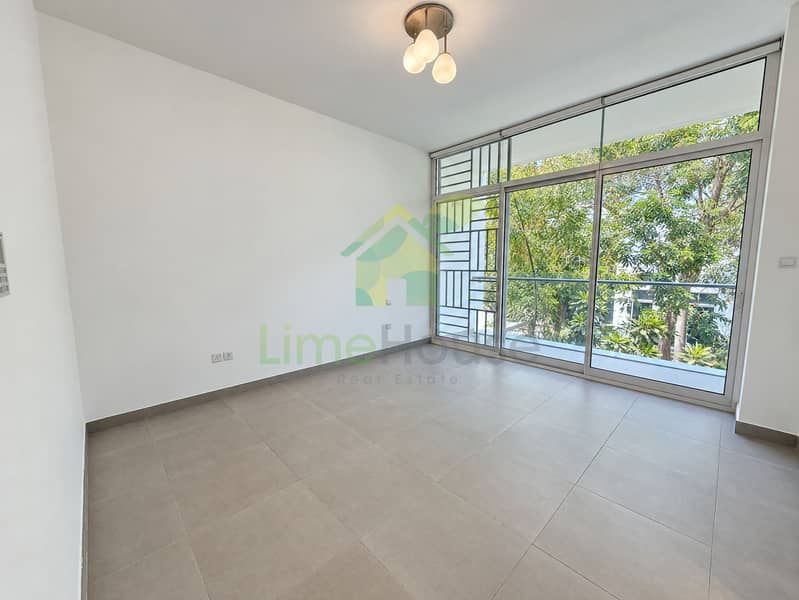 16 04-living-room-garden-view. jpg
