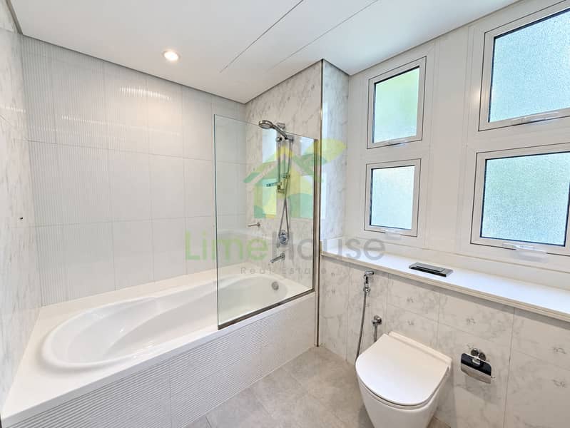 22 18-bathroom-bathtub. jpg