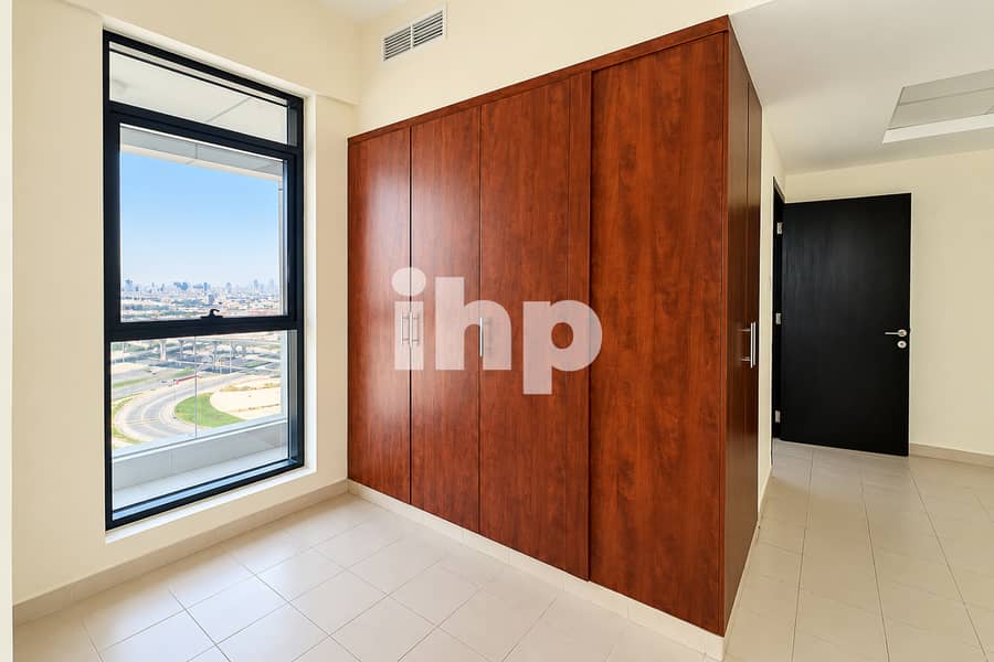 10 wide_angle_interior_photo_of_a_modern_empty_apart. jpg