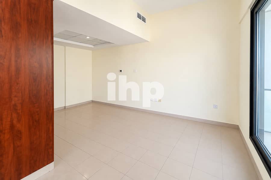 11 wide_angle_interior_photo_of_an_empty_modern_min. jpg
