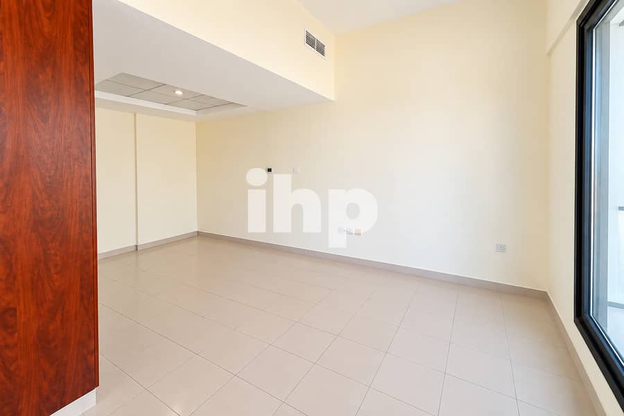 12 wide_angle_interior_photo_of_an_empty_modern_room. jpg