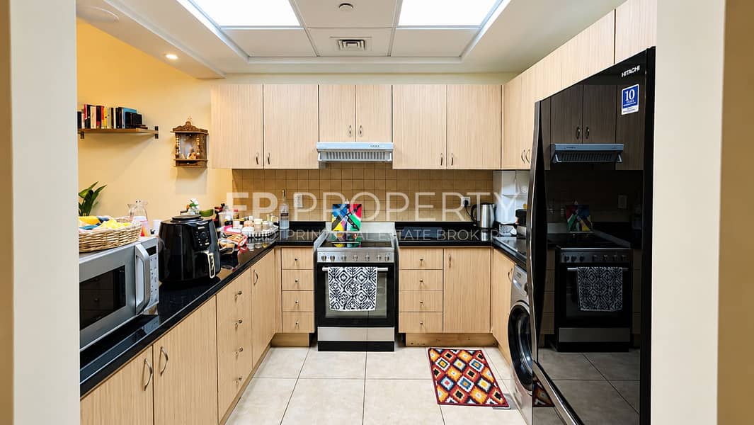 4 Bright Modern U-Shaped Kitchen Interior. png