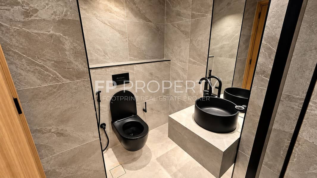7 Modern Minimalist Marble Bathroom (1). png