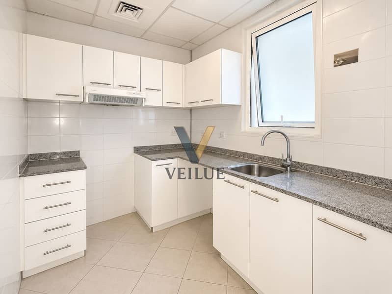 8 Bright Minimalist L-Shaped Kitchen. png
