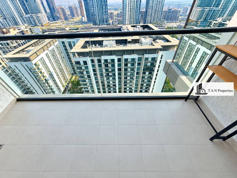 15 Modern Balcony Overlooking the City. png