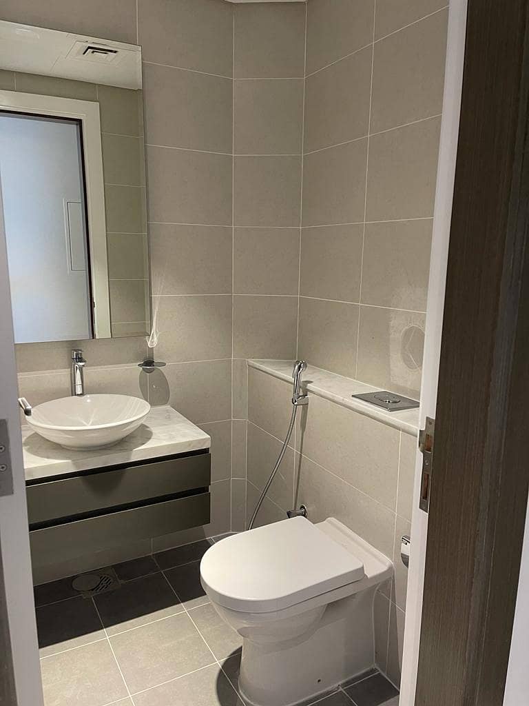 9 2711 Paramount Midtown Bathroom. jpg