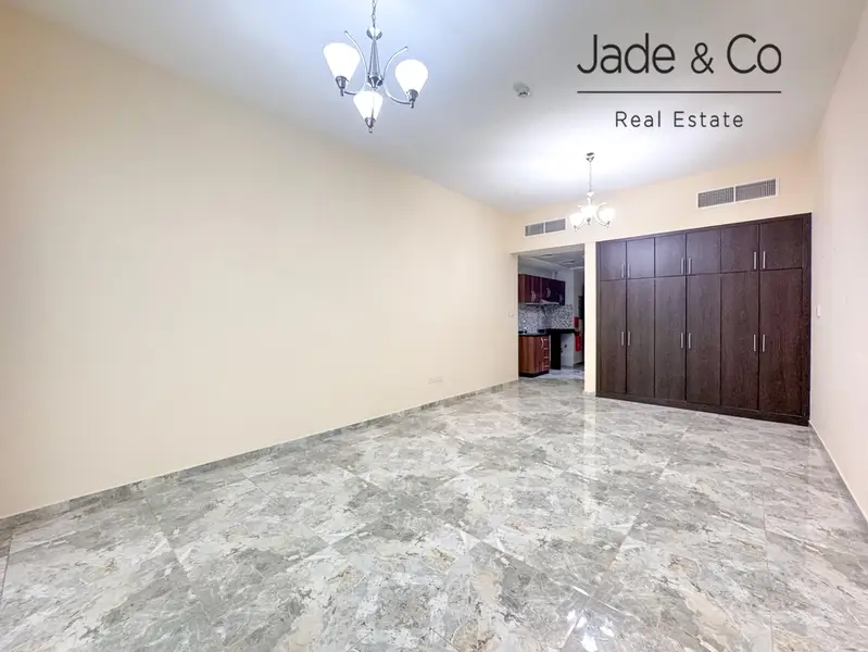 Whole Building | Prime Location I Investment
