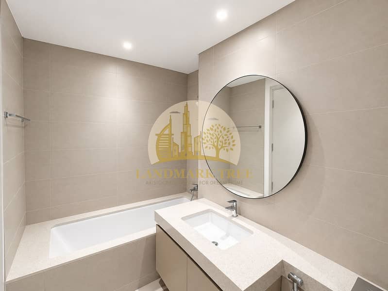 15 Minimalist Greige Bathroom Retreat. png
