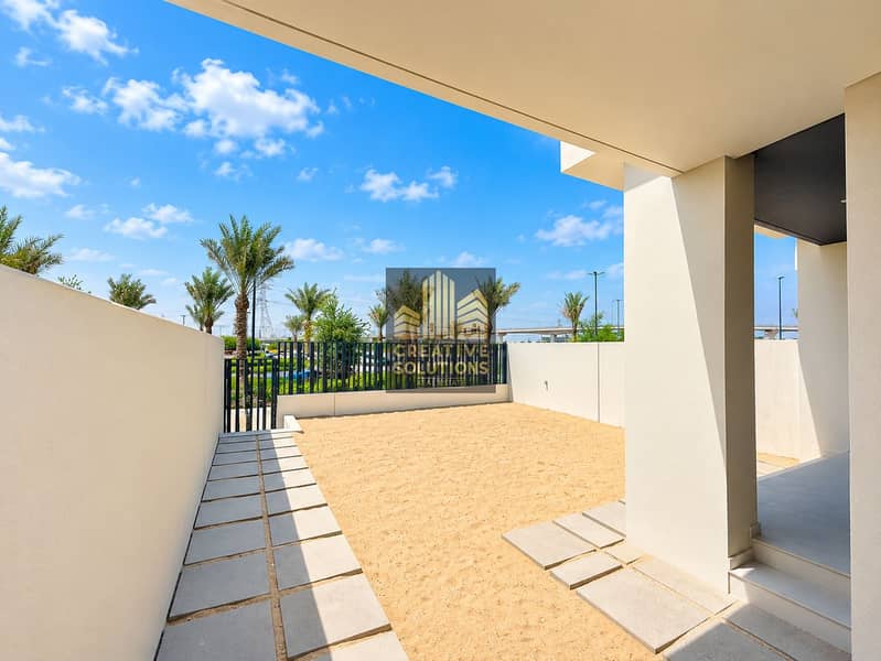 14 Sunny Modern Patio with Palm Views. png