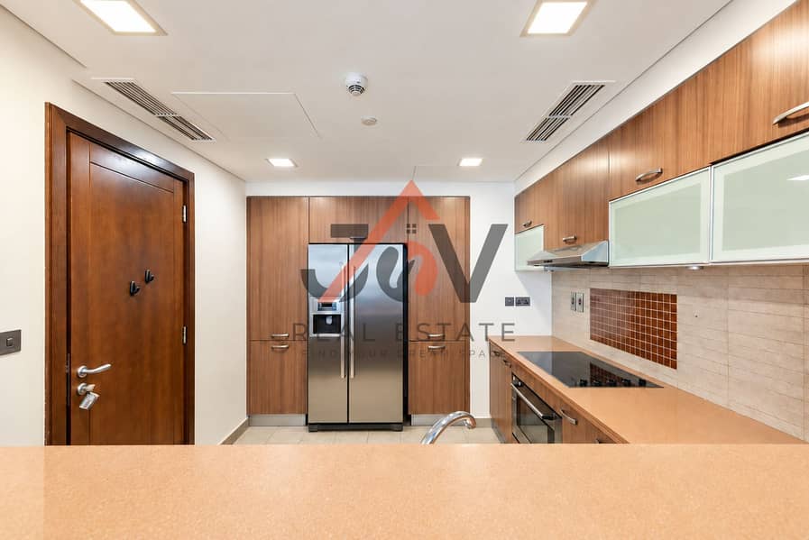 10 Seamless ceiling in a bright kitchen (1). png