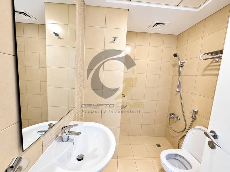 11 a_bright_clean_modern_minimalist_bathroom_inter_10_batch_10. png