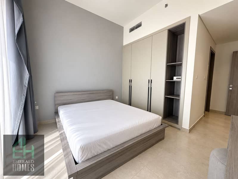 20 Minimalist Bedroom with White Bedding. png