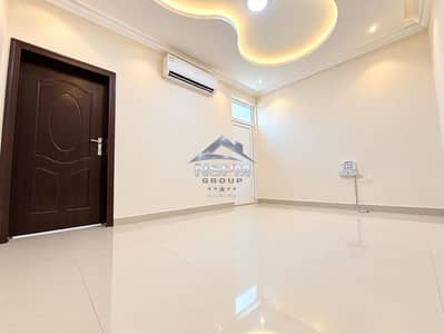 1 Slaapkamer Appartement te Huur in Al Mushrif, Abu Dhabi - Elegant Empty Room with Curved Cove Lighting. png