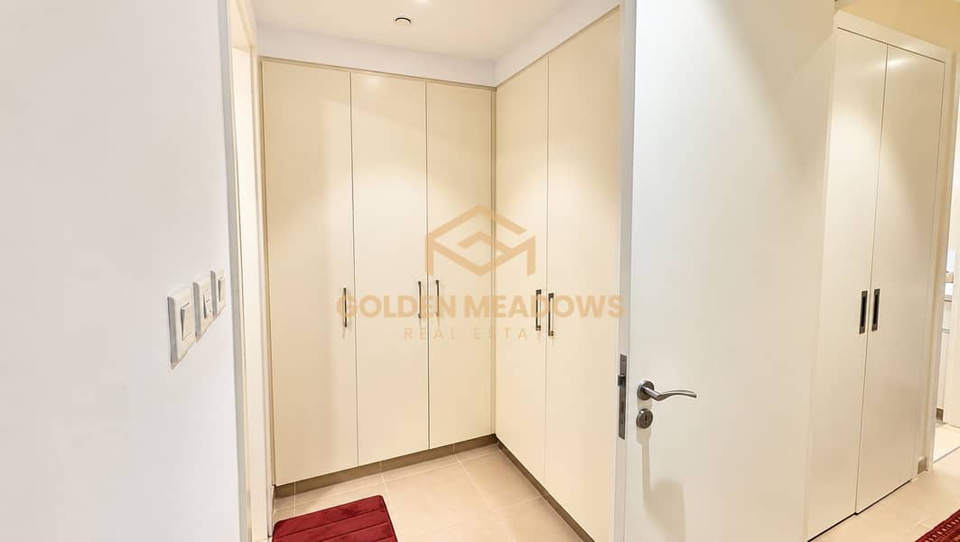 11 Modern Cream Built-In Wardrobe Nook. png