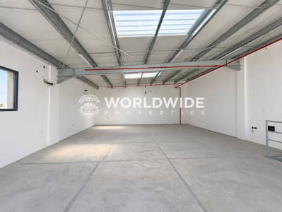 Warehouse in affitto a Al Jurf, Ajman - Tidied warehouse interior with balanced natural light-11. png Warehouse in affitto a Al Jurf, Ajman - Tidied warehouse interior with balanced natural light-11. png