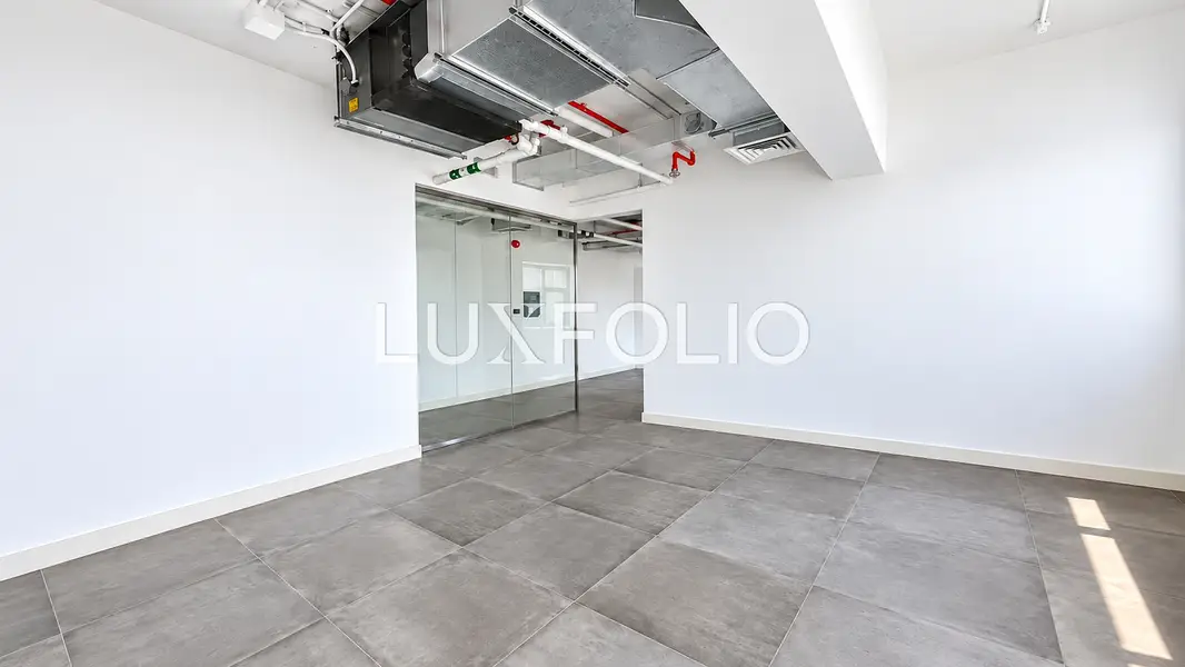 Fitted Office | High Floor | 6 Parking | Vacant