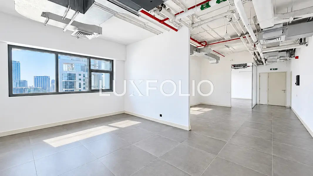 Fitted Office | High Floor | 6 Parking | Vacant