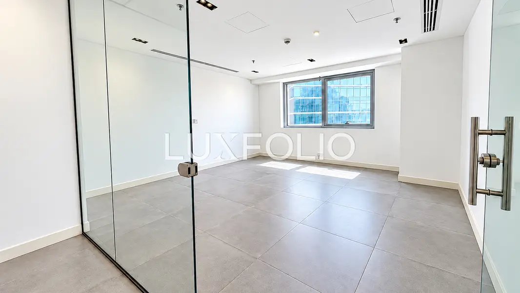 Fitted Office | High Floor | 6 Parking | Vacant