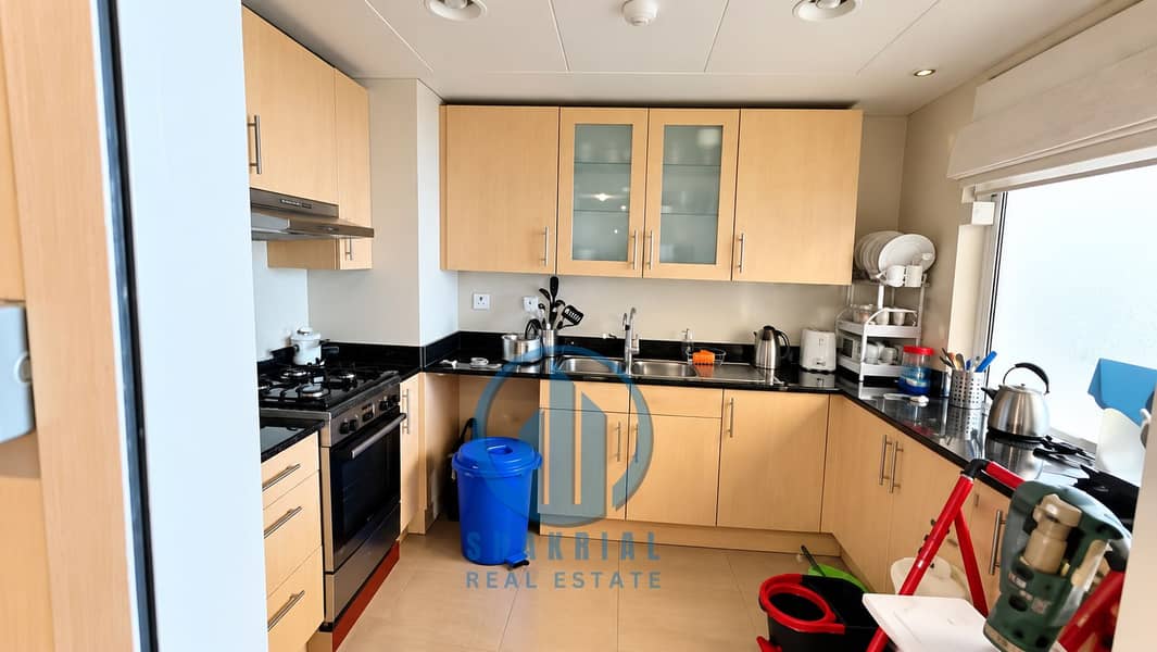 6 Bright Modern U-Shaped Kitchen Interior. png