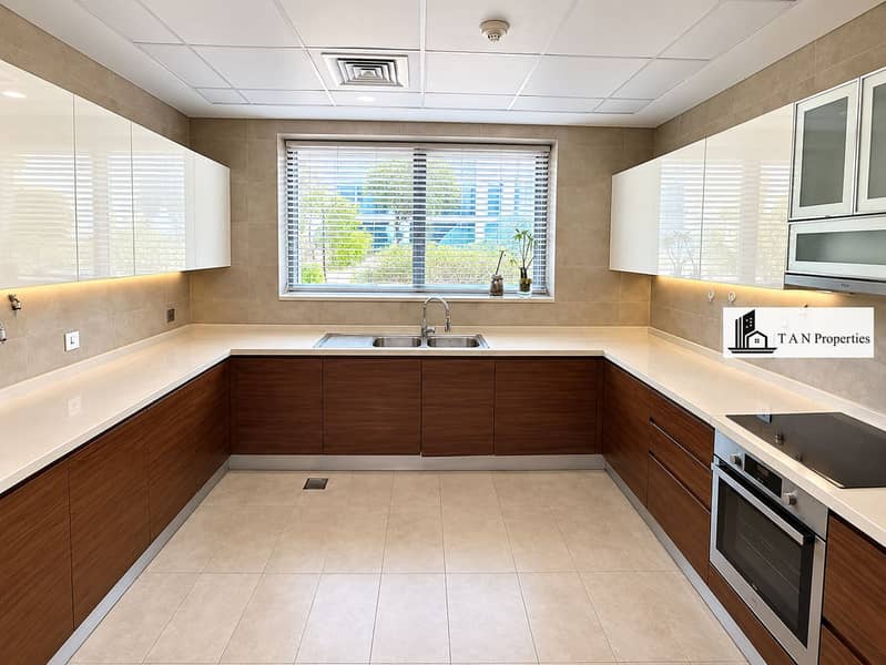 7 Bright Modern U-Shaped Kitchen. png