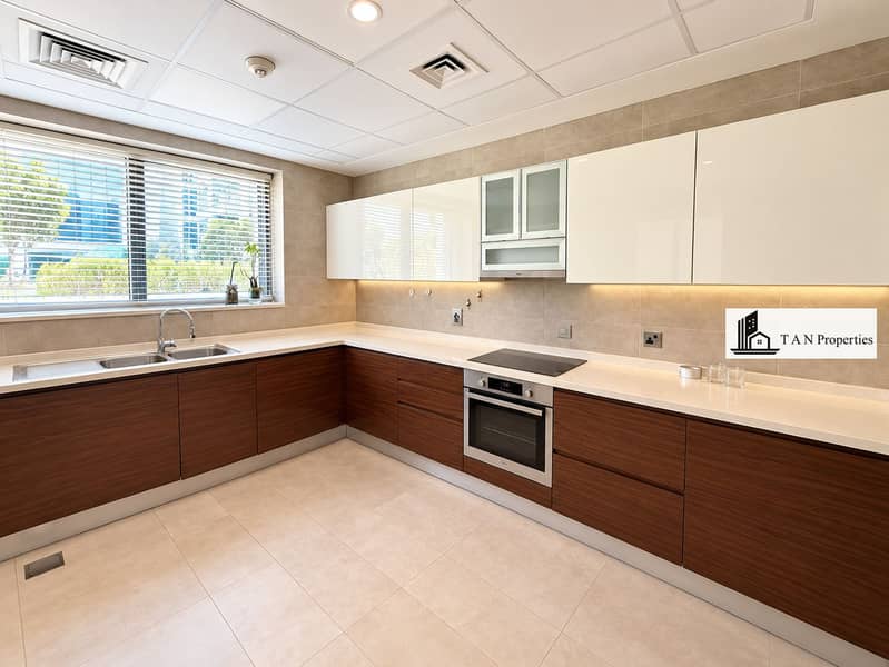8 Bright Modern L-Shaped Kitchen. png