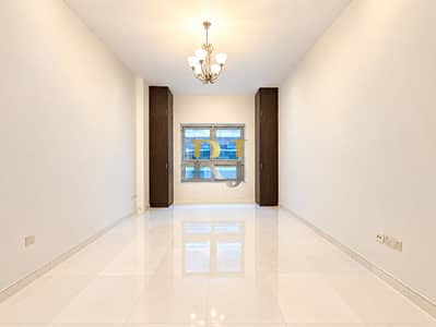 Estudio para en Alquiler en Bur Dubai, Dubai - Symmetrical Empty Room with Chandelier. png