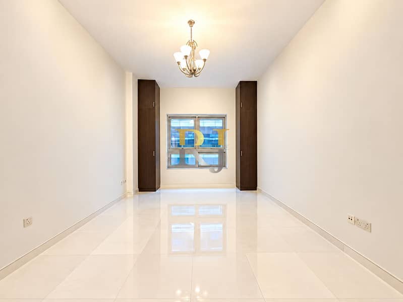 Symmetrical Empty Room with Chandelier. png Symmetrical Empty Room with Chandelier. png