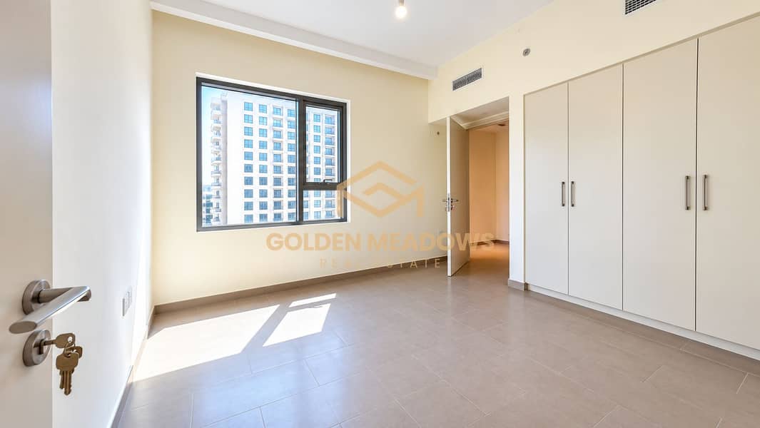 6 Empty Modern Bedroom with City Views. png