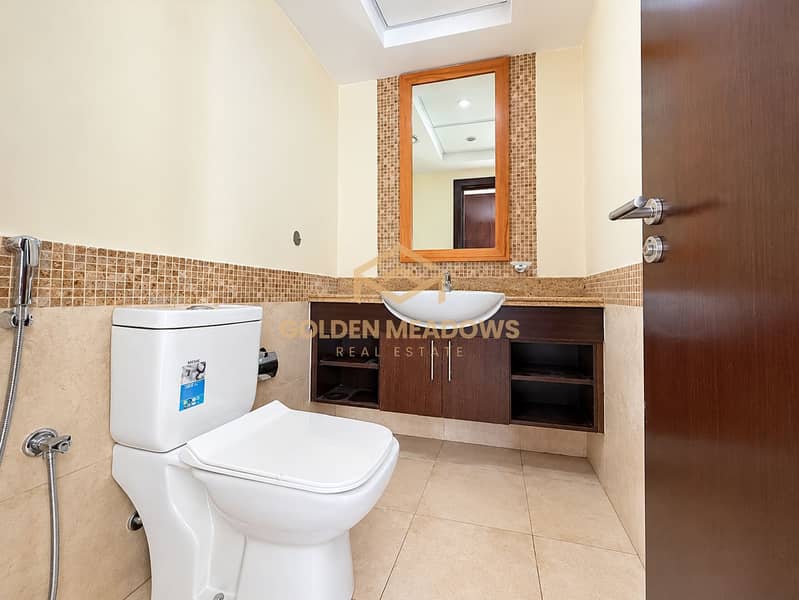 10 Bright Modern Bathroom Interior. png
