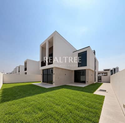 3 Bedroom Villa for Sale in Dubai South, Dubai - Villa Courtyard with Lawn and Stone Tiles. png