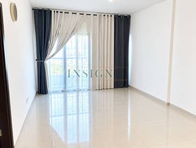 1 Camera Appartamento in affitto a Motor City, Dubai - Minimalist Living Room with Floor-to-Ceiling Curtains. png