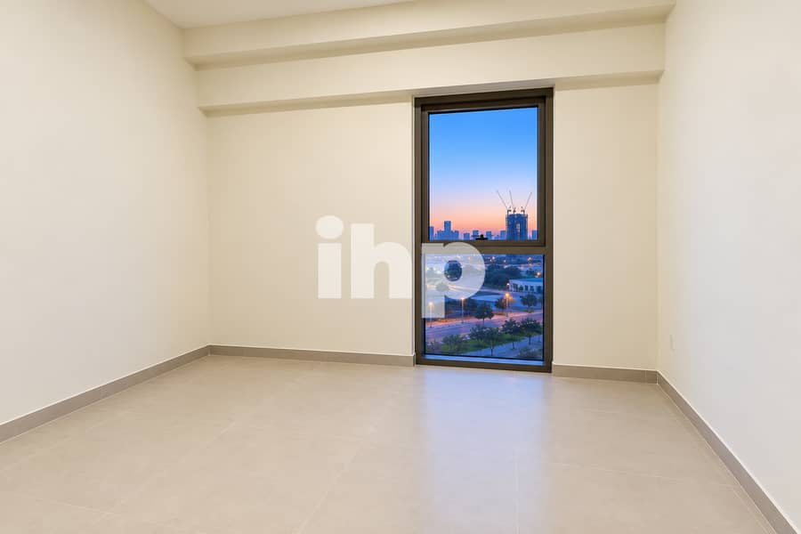 5 wide_angle_interior_photo_of_an_empty_modern_min. jpg