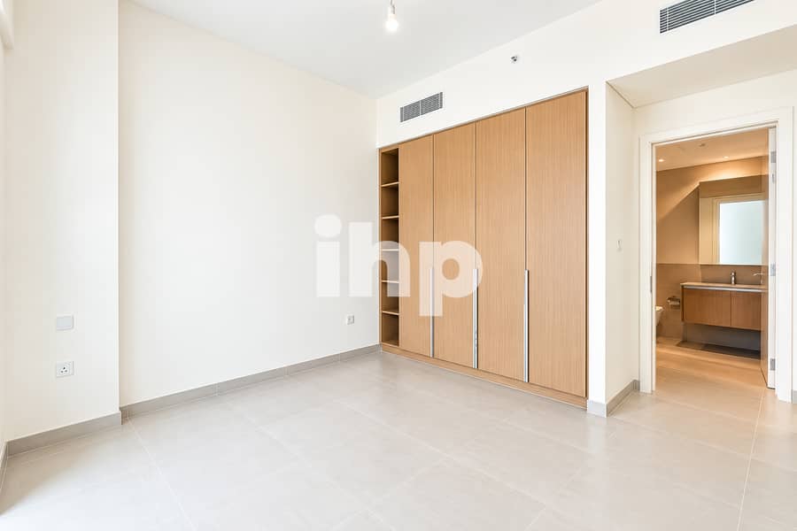 5 interior_photograph_of_an_empty_modern_minimal_b. jpg