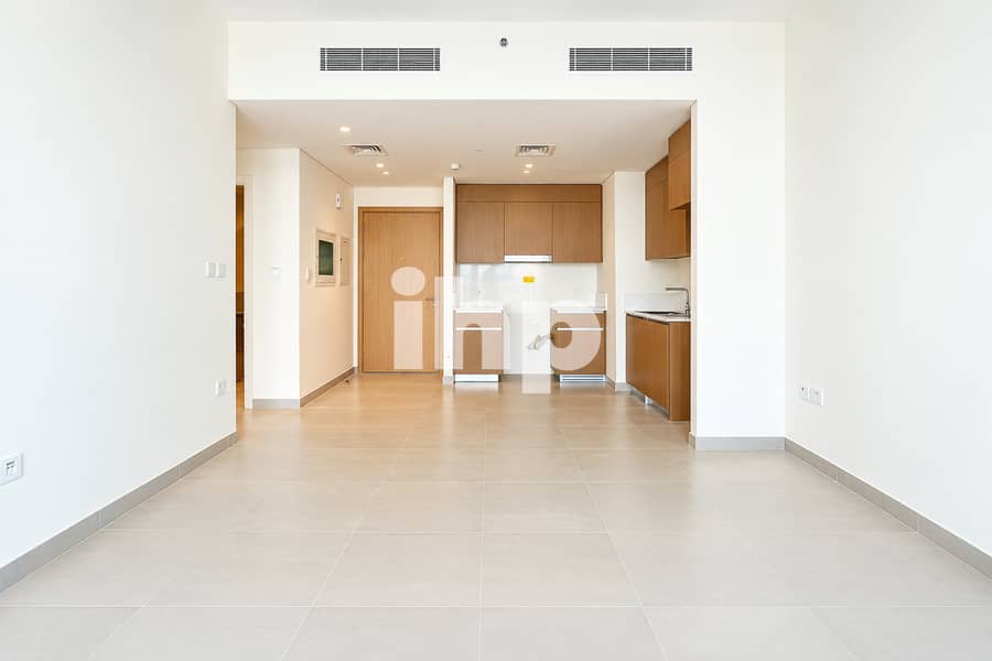 7 wide_symmetrical_empty_modern_apartment_interior. jpg