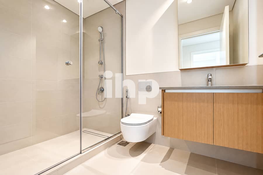 9 wide_angle_well_lit_modern_minimalist_bathroom_i. jpg