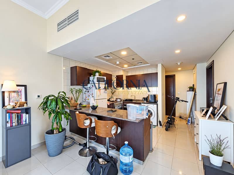 5 Bright apartment kitchen interior. png