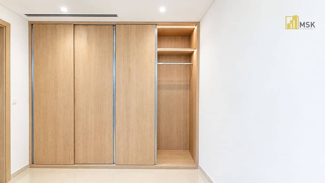 14 Modern Oak Built-In Wardrobe Interior. png