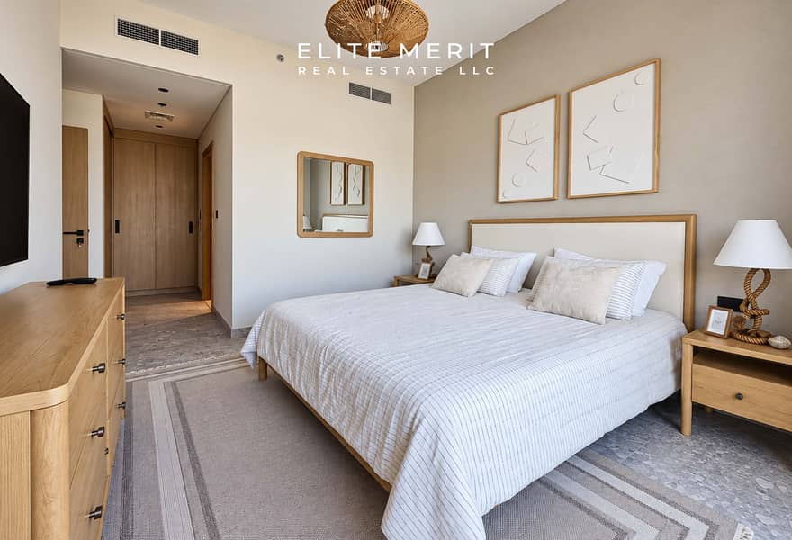 10 Minimalist Bedroom with Warm Wood Accents. jpg