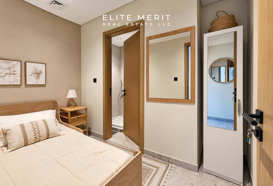 19 Cozy Minimalist Bedroom with Ensuite. jpg