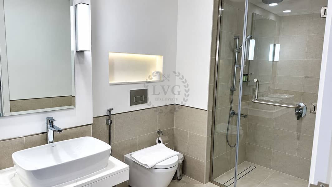 9 Bright Modern Hotel Bathroom. png