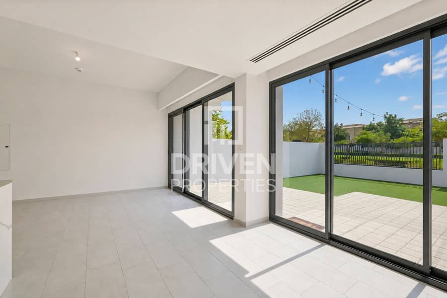 Prime Location | Modern Layout and Vacant Villa Prime Location | Modern Layout and Vacant Villa